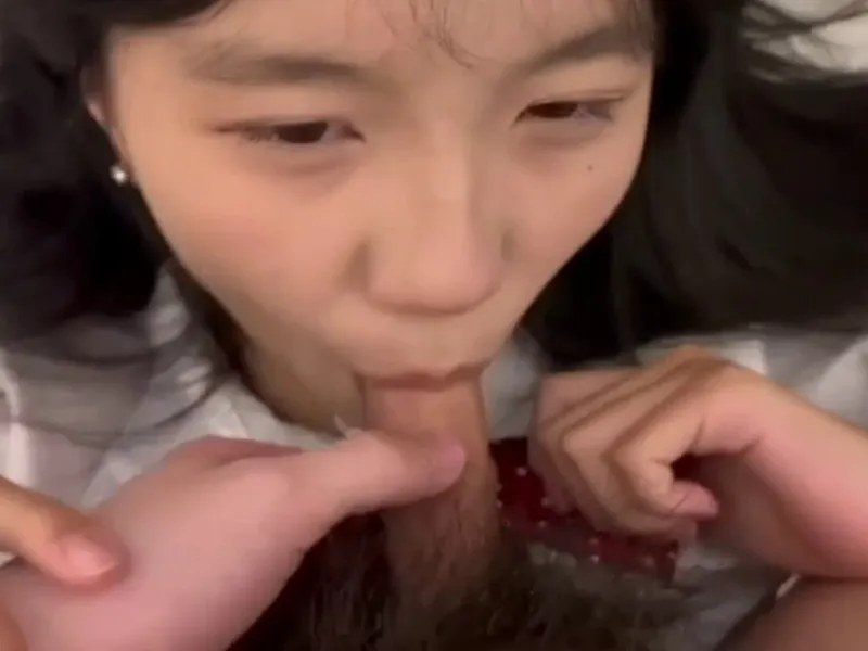 Em loli dễ thương liếm cậu bé biến em thành con em đĩ dâm dục p2